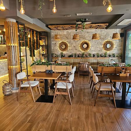 Lacasa Apartments & Restaurant 울친 외부 사진