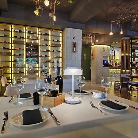 Lacasa Apartments & Restaurant 울친 외부 사진