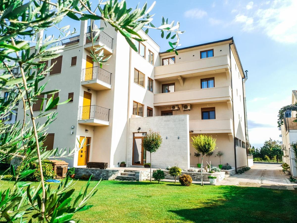 Lacasa Apartments & Restaurant 울친 외부 사진