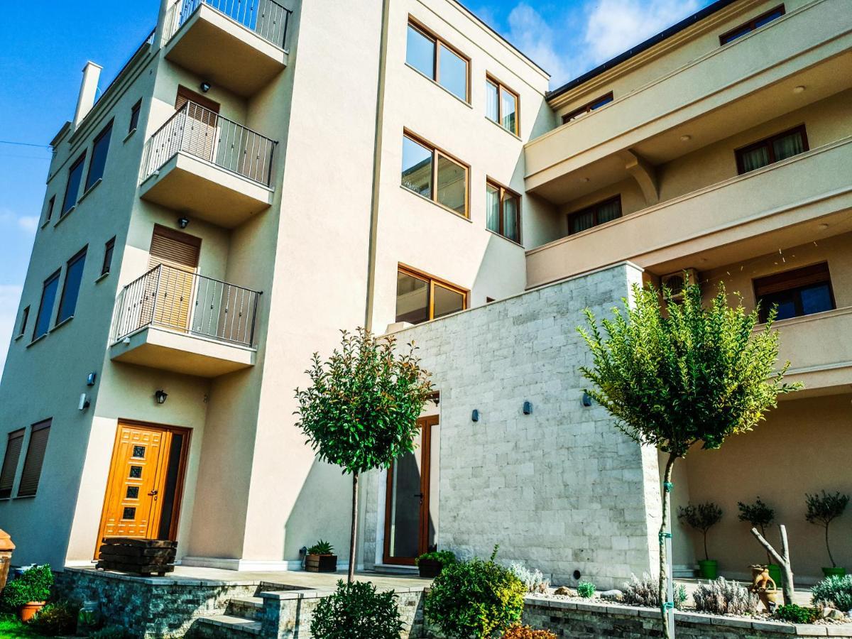 Lacasa Apartments & Restaurant 울친 외부 사진