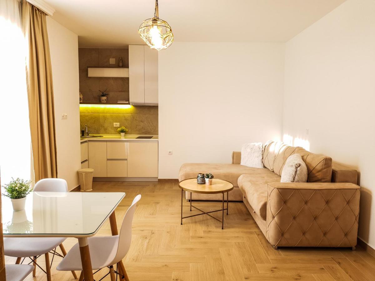 Lacasa Apartments & Restaurant 울친 외부 사진