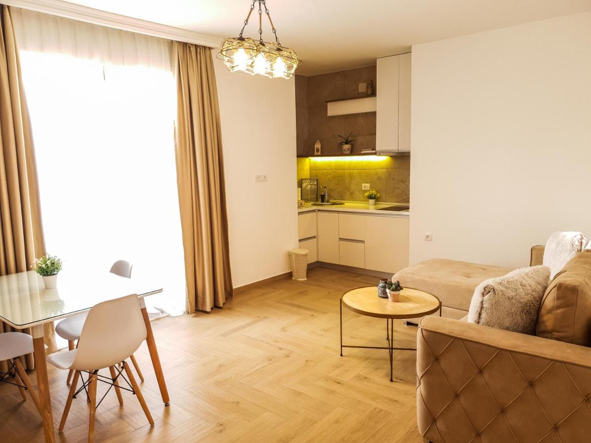 Lacasa Apartments & Restaurant 울친 외부 사진