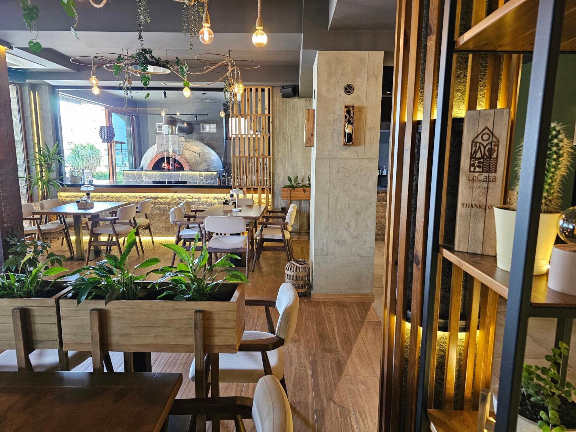 Lacasa Apartments & Restaurant 울친 외부 사진