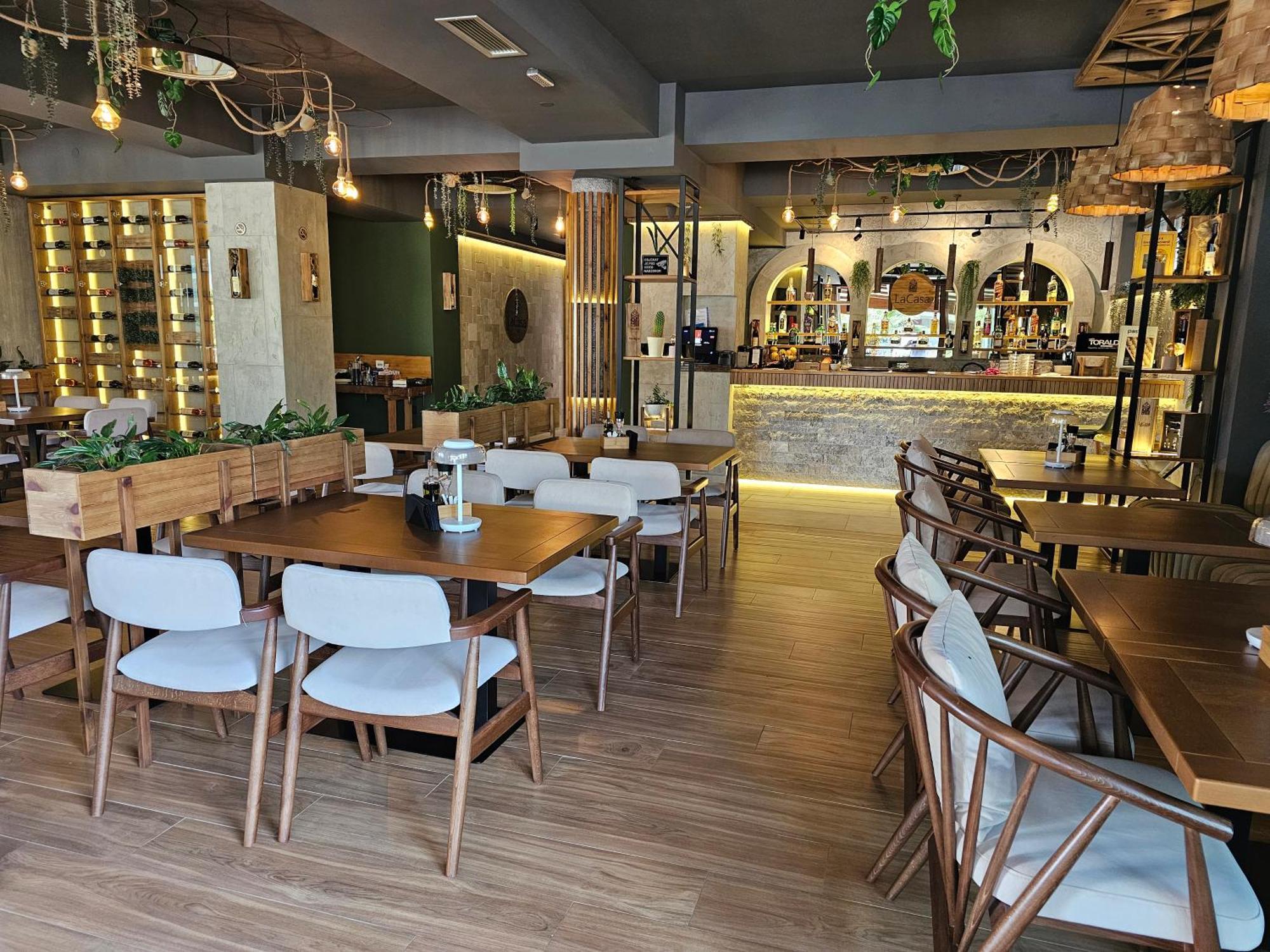 Lacasa Apartments & Restaurant 울친 외부 사진