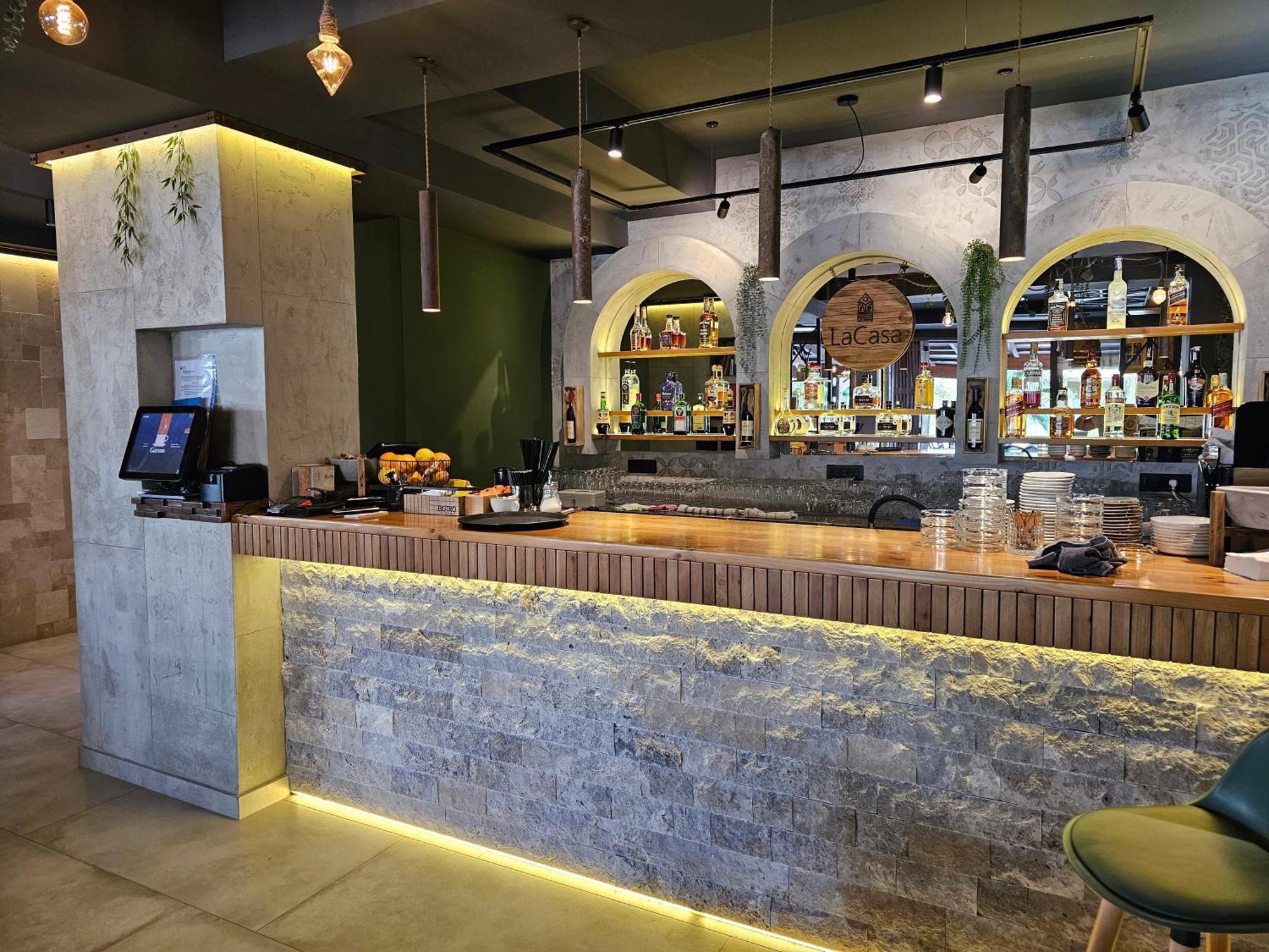 Lacasa Apartments & Restaurant 울친 외부 사진